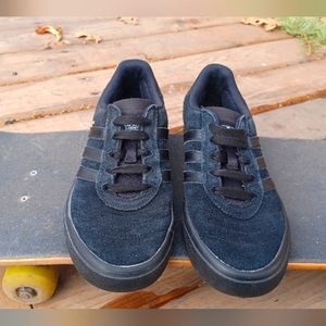 Adidas skate shoes black
